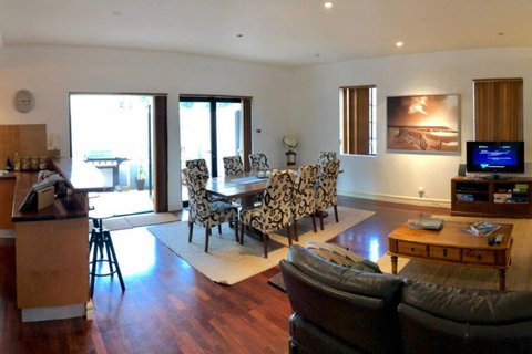 Zero Contact Private CBD-Social-Chillout-Oasis With Outdoors For You & Friends - Accommodation in Surfers Paradise 0