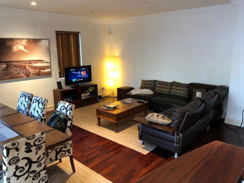 Zero Contact Private CBD-Social-Chillout-Oasis With Outdoors For You & Friends - Accommodation in Surfers Paradise 1