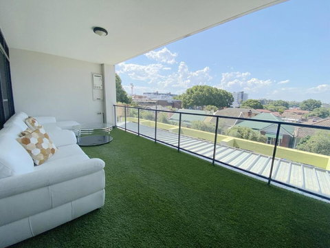 A Cozy 2B2B Apartment Near Airport & Train Station - Accommodation in Surfers Paradise 0