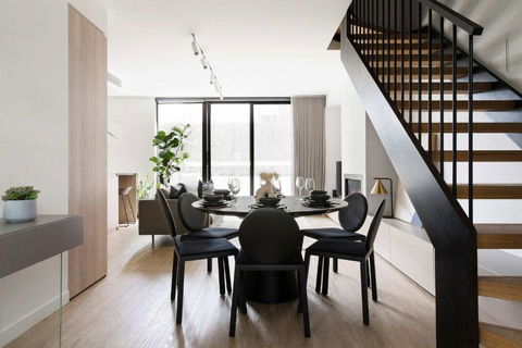 A Lux 3BR Townhouse In South Yarra FREE Parking - Accommodation in Surfers Paradise 1