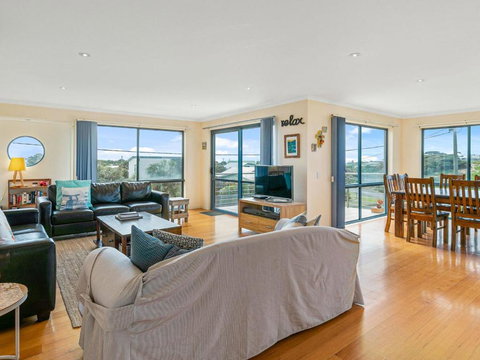 Adnajur - Accommodation in Surfers Paradise 0