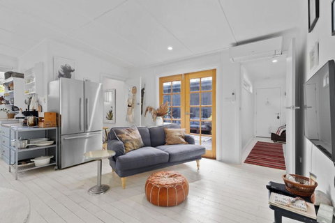 Adrift - Pet-friendly - 5 Min Walk To Bay - Rustic Charm - Accommodation in Surfers Paradise 1