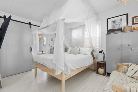 Adrift - Pet-friendly - 5 Min Walk To Bay - Rustic Charm - Accommodation in Surfers Paradise 2