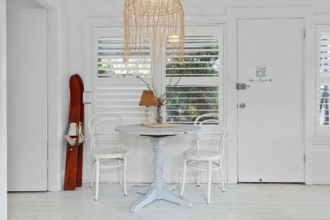 Adrift - Pet-friendly - 5 Min Walk To Bay - Rustic Charm - Accommodation in Surfers Paradise 3