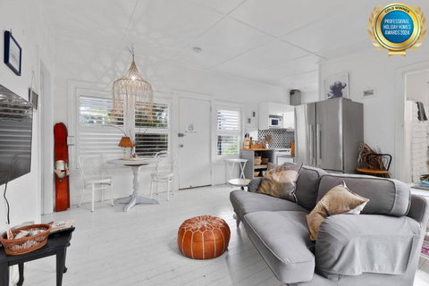 Adrift - Pet-friendly - 5 Min Walk To Bay - Rustic Charm - Accommodation in Surfers Paradise 0