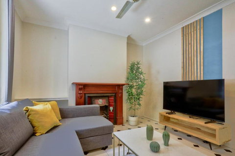 Affordable 3 Bedroom House Darlinghurst With 2 E-Bikes Included - Accommodation in Surfers Paradise 0
