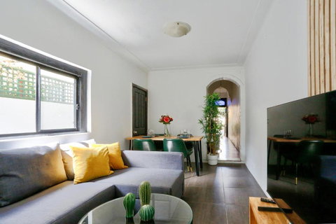 Affordable 2 Bedroom House Surry Hills 2 E-Bikes Included - Accommodation in Surfers Paradise 0