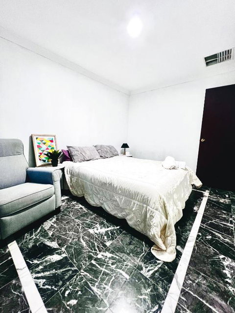 Affordable Beautiful Queen Bedroom Near City Swan River Fremantle University - Accommodation in Surfers Paradise 1