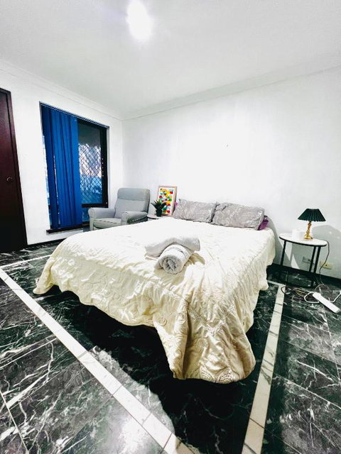 Affordable Beautiful Queen Bedroom Near City Swan River Fremantle University - Accommodation in Surfers Paradise 0