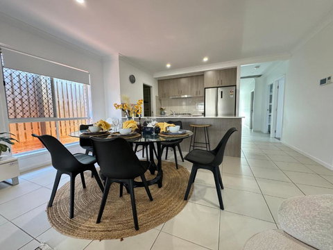 Absolute Familial Paradise- Greenbank - Accommodation in Surfers Paradise 0