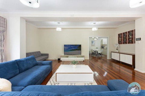 Aircabin - Denistone - 3 Beds Lovely House - Accommodation in Surfers Paradise 0