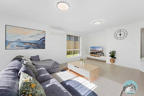 Aircabin - Edmondson Park - 4 Beds Compy House - Accommodation in Surfers Paradise 1