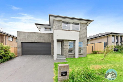 Aircabin - Edmondson Park - 4 Beds Compy House - Accommodation in Surfers Paradise 2