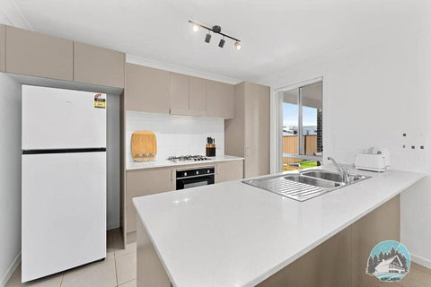 Aircabin - Edmondson Park - 4 Beds Compy House - Accommodation in Surfers Paradise 4