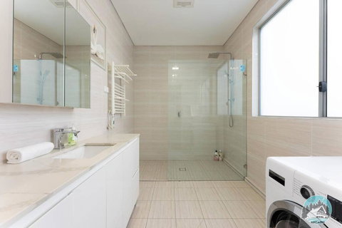 Aircabin - Fairfield - Modern - 6 Bedrooms House - Accommodation in Surfers Paradise 3