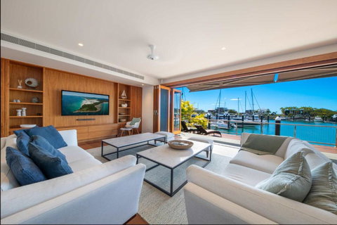Airlie Beach Marina-Front Luxury At 10 The Cove - Accommodation in Surfers Paradise 0