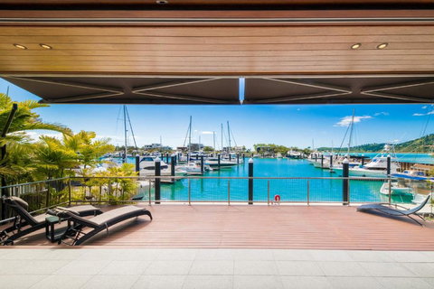 Airlie Beach Marina-Front Luxury At 10 The Cove - Accommodation in Surfers Paradise 1