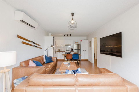 Alpine Mountain View - 24 Of 13-15 Kirwan Close - Accommodation in Surfers Paradise 0