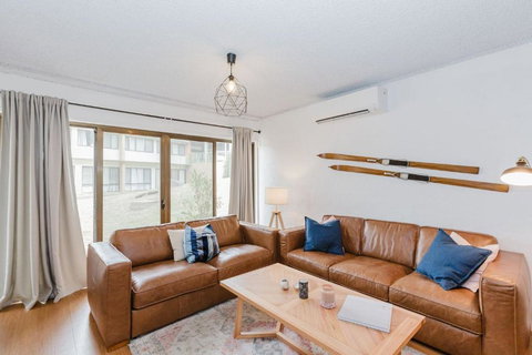 Alpine Mountain View - 24 Of 13-15 Kirwan Close - Accommodation in Surfers Paradise 2