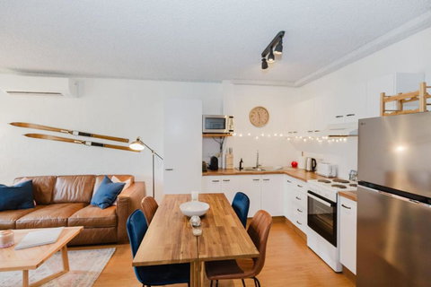 Alpine Mountain View - 24 Of 13-15 Kirwan Close - Accommodation in Surfers Paradise 3