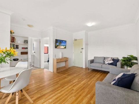 Amanda Court 8 Fantastic Unit So Close To The Beach - Accommodation in Surfers Paradise 1