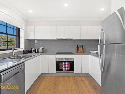 Amaroo Cres No 20 Fingal Bay Holiday Home - Accommodation in Surfers Paradise 2