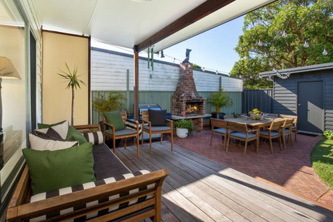Amaroo - Pet Friendly - 2 Mins Walk To Beach - Outdoor Fireplace - Accommodation in Surfers Paradise 0
