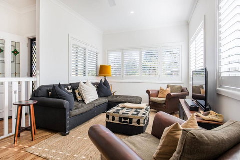 Amaroo - Pet Friendly - 2 Mins Walk To Beach - Outdoor Fireplace - Accommodation in Surfers Paradise 1