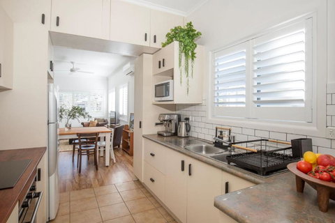 Amaroo - Pet Friendly - 2 Mins Walk To Beach - Outdoor Fireplace - Accommodation in Surfers Paradise 4