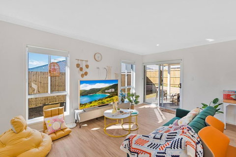 Amazing 4 Rooms House Near SpringField Lakes - Accommodation in Surfers Paradise 0