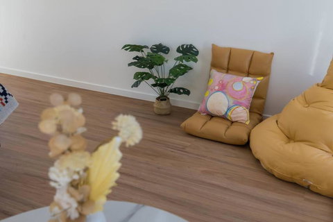 Amazing 4 Rooms House Near SpringField Lakes - Accommodation in Surfers Paradise 1