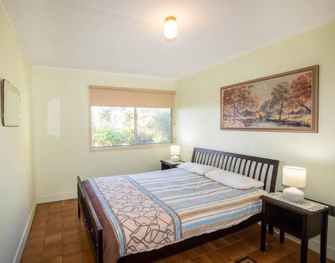 ARCADIA -Straddie Original 3 Bedroom House With Ocean Views - Accommodation in Surfers Paradise 4