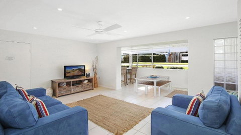 Ashwood 100 Meters To Beach, Shops, Cafes Accom Holidays - Accommodation in Surfers Paradise 3