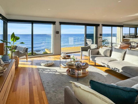 Ava - Luxe Oceanfront Beach House - Accommodation in Surfers Paradise 0