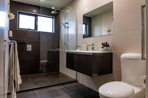 Ava - Luxe Oceanfront Beach House - Accommodation in Surfers Paradise 4