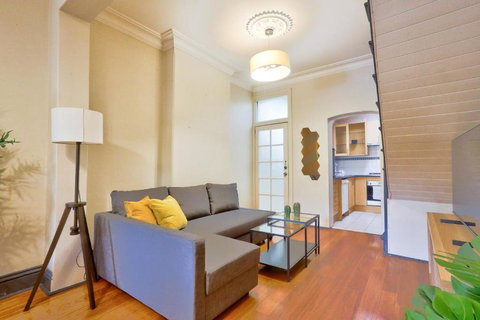 Awesome 2 Bedroom House Surry Hills - Accommodation in Surfers Paradise 2