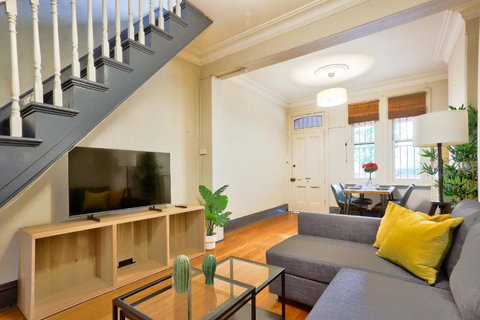 Awesome 2 Bedroom House Surry Hills - Accommodation in Surfers Paradise 0