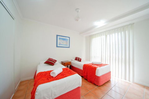 At Beach Court Holiday Villas - Accommodation in Surfers Paradise 3