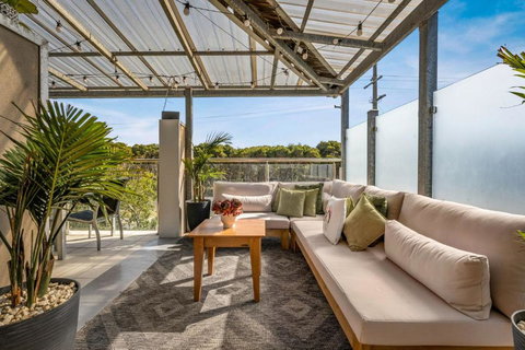 Back Beach Beauty - Accommodation in Surfers Paradise 0