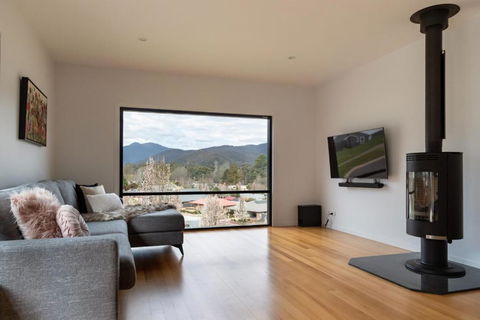 Balcony To Bogong - Modern House Ten Minute Stroll To Town - Accommodation in Surfers Paradise 0