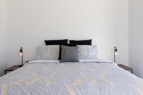 Balcony To Bogong - Modern House Ten Minute Stroll To Town - Accommodation in Surfers Paradise 3