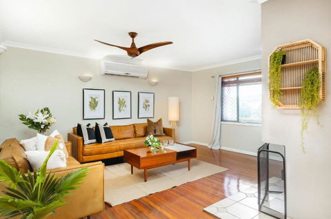 Bali Vibes Serene Tropical Oasis 4BD Holiday Home - Accommodation in Surfers Paradise 2