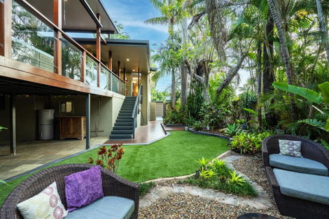 Bali Vibes Serene Tropical Oasis 4BD Holiday Home - Accommodation in Surfers Paradise 4