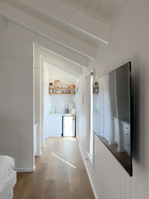 Banjos Cabin Gippsland - NEW Hamptons Retreat W King Bed Valley Views - Accommodation in Surfers Paradise 4