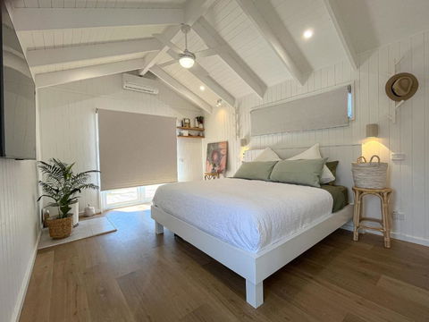 Banjos Cabin Gippsland - NEW Hamptons Retreat W King Bed Valley Views - Accommodation in Surfers Paradise 1