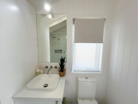 Banjos Cabin Gippsland - NEW Hamptons Retreat W King Bed Valley Views - Accommodation in Surfers Paradise 3