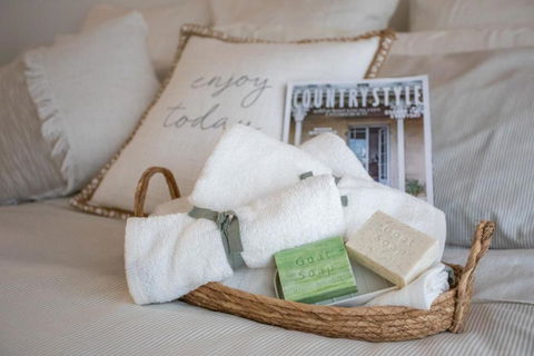 Banjos Cabin Gippsland - NEW Hamptons Retreat W King Bed Valley Views - Accommodation in Surfers Paradise 2