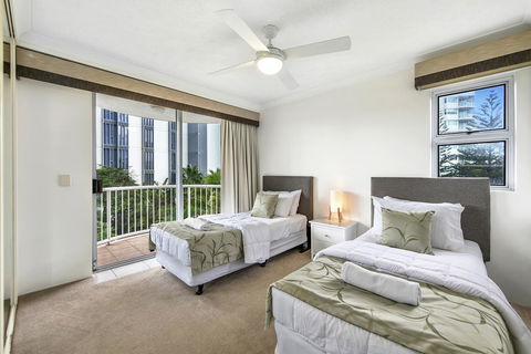 The Ritz Resort Heated Pool - Accommodation in Surfers Paradise 9