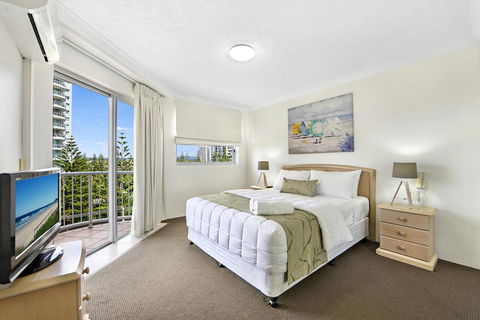 The Ritz Resort Heated Pool - Accommodation in Surfers Paradise 12