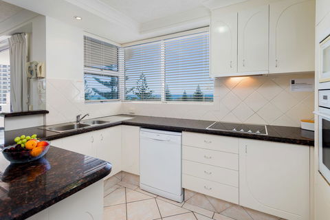 The Ritz Resort Heated Pool - Accommodation in Surfers Paradise 6